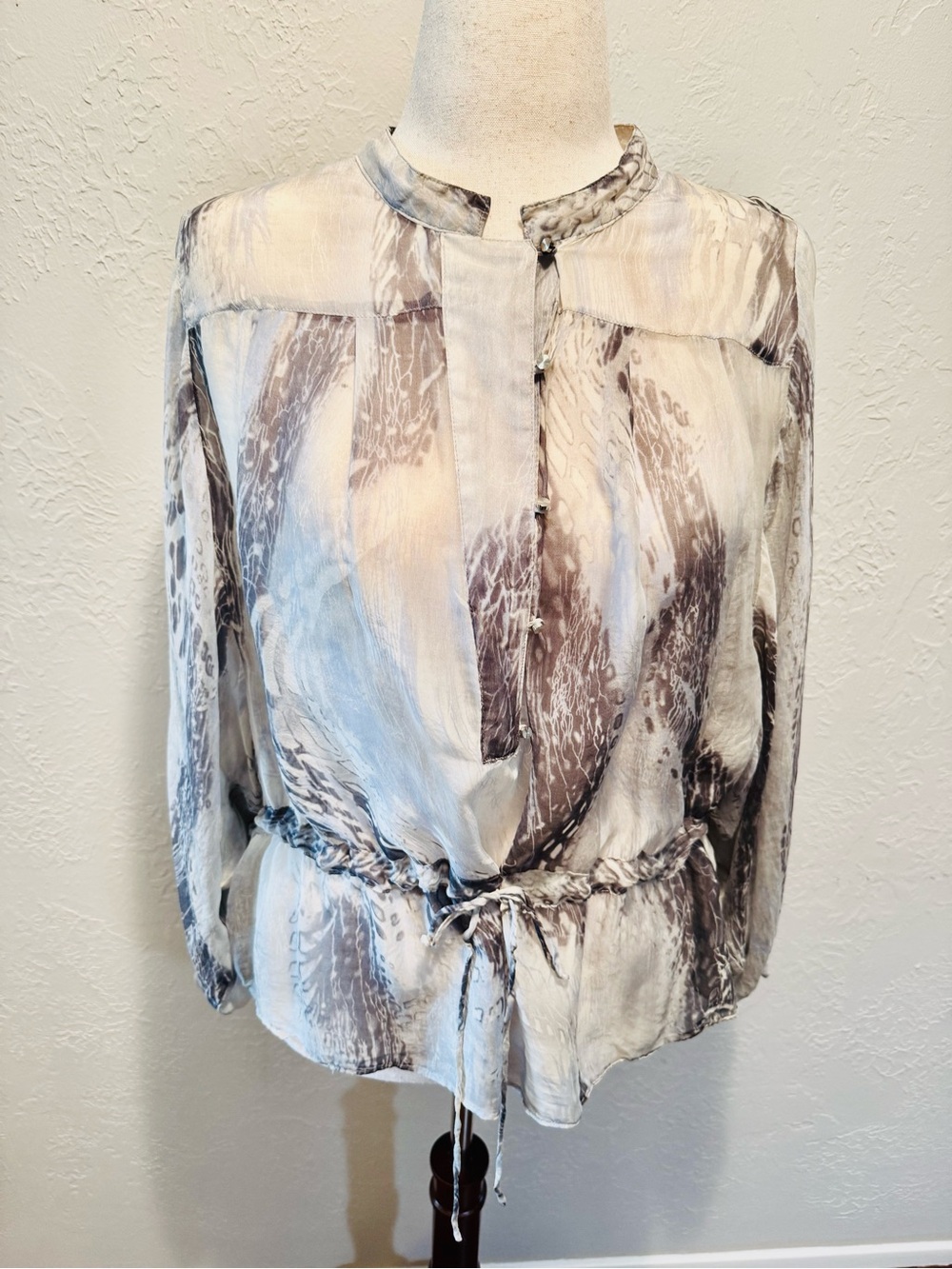 VERTIGO PARIS Sheer Button-Front Blouse in Gray and Cream 🍒🍒